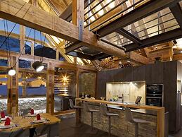 Lush Chalet With hot tub and Sauna