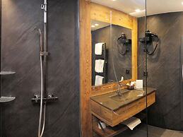 Lush Chalet With hot tub and Sauna