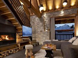 Lush Chalet With hot tub and Sauna