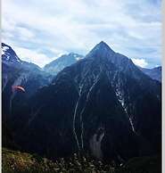 Lush Chalet With hot tub and Sauna