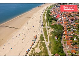 Cozy Holiday Home 3 Minutes From the Beach!