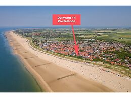 Cozy Holiday Home 3 Minutes From the Beach!