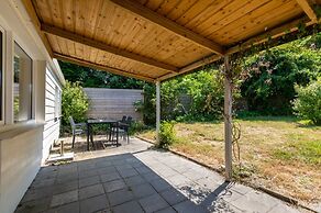 Cozy Holiday Home 3 Minutes From the Beach!