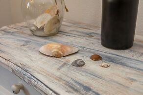 Cozy Holiday Home 3 Minutes From the Beach!