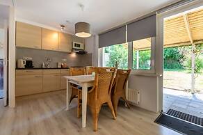 Cozy Holiday Home 3 Minutes From the Beach!