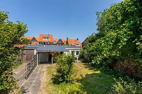 Cozy Holiday Home 3 Minutes From the Beach!