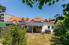 Cozy Holiday Home 3 Minutes From the Beach!