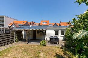 Cozy Holiday Home 3 Minutes From the Beach!