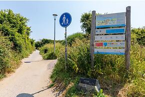 Cozy Holiday Home 3 Minutes From the Beach!