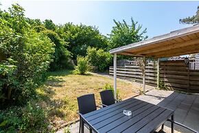 Cozy Holiday Home 3 Minutes From the Beach!