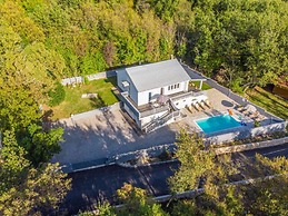 Adorable Villa With Pool and Terrace