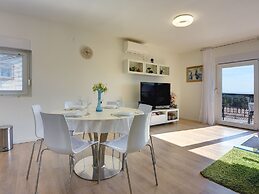 Apartment With Balcony and sea View