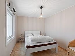 Spacious Seafront Apartment