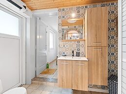 Spacious Seafront Apartment