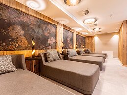 Modern Holiday Apartment With Balcony