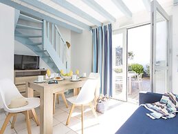Beautiful Holiday Home Right by the sea