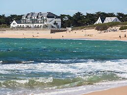 Beautiful Holiday Home Right by the sea