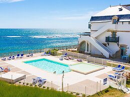 Beautiful Holiday Home Right by the sea