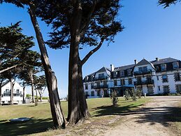Beautiful Holiday Home Right by the sea
