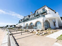 Beautiful Holiday Home Right by the sea