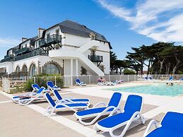 Beautiful Holiday Home Right by the sea