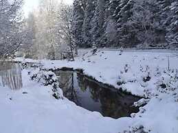 Gite Gretel, in a Green Setting by a Stream