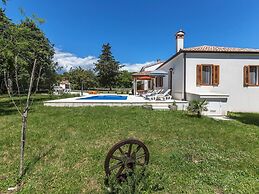 Large Holiday Home With Swimming Pool