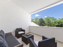 Large Holiday Home With Swimming Pool