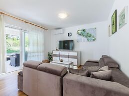 Large Holiday Home With Swimming Pool