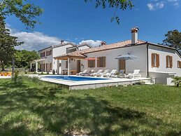 Large Holiday Home With Swimming Pool