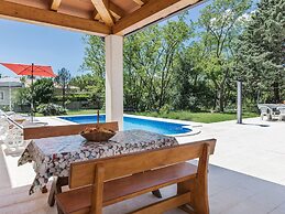 Large Holiday Home With Swimming Pool