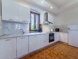 Large Holiday Home With Swimming Pool