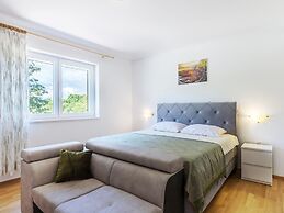 Large Holiday Home With Swimming Pool