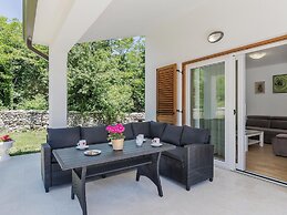 Large Holiday Home With Swimming Pool