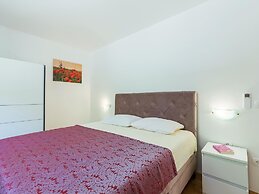 Large Holiday Home With Swimming Pool