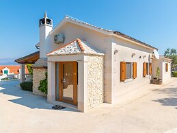 Villa Anabella - Four Bedroom Villa With Swimming Pool