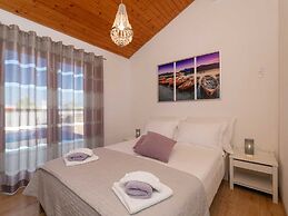 Villa Anabella - Four Bedroom Villa With Swimming Pool