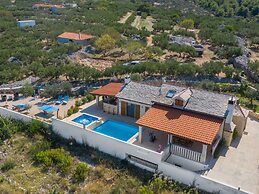 Villa Anabella - Four Bedroom Villa With Swimming Pool