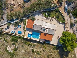 Villa Anabella - Four Bedroom Villa With Swimming Pool