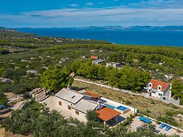 Villa Anabella - Four Bedroom Villa With Swimming Pool