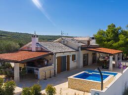 Villa Anabella - Four Bedroom Villa With Swimming Pool