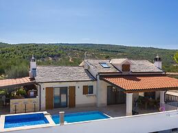 Villa Anabella - Four Bedroom Villa With Swimming Pool