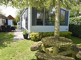 Cozy Chalet in Goedereede With Garden