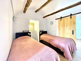 Cave House Nadieh With Pool and Facilities for PRM