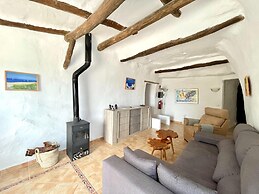 Cave House Nadieh With Pool and Facilities for PRM