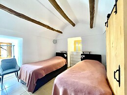 Cave House Nadieh With Pool and Facilities for PRM