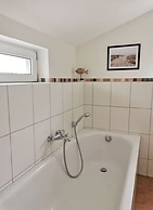 Inviting Apartment Near Lake