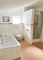 Inviting Apartment Near Lake