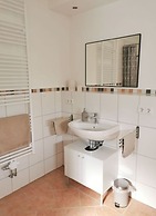 Inviting Apartment Near Lake