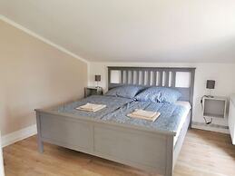 Inviting Apartment Near Lake